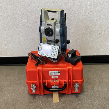 Sokkia SET2X Totalstation auf Koffer mit Akku und Ladegerät
