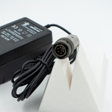 Anschlussstecker des GEO-Laser LG30 Ladegeräts in Detailansicht